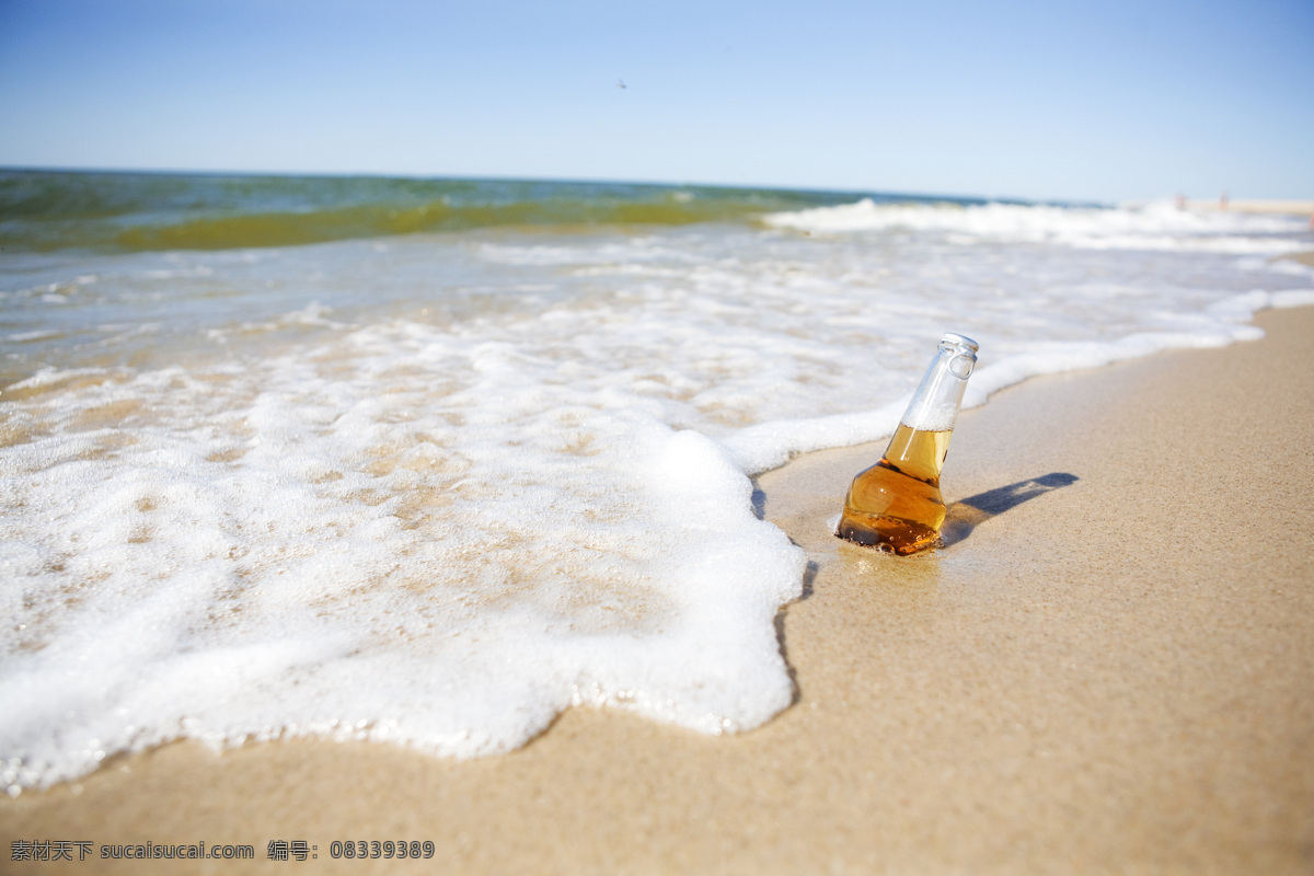 蓝天大海 旅游摄影 啤酒瓶 沙滩海边 夏季 阳光海滩 自然风景 沙滩 海边 海水泡沫 psd源文件