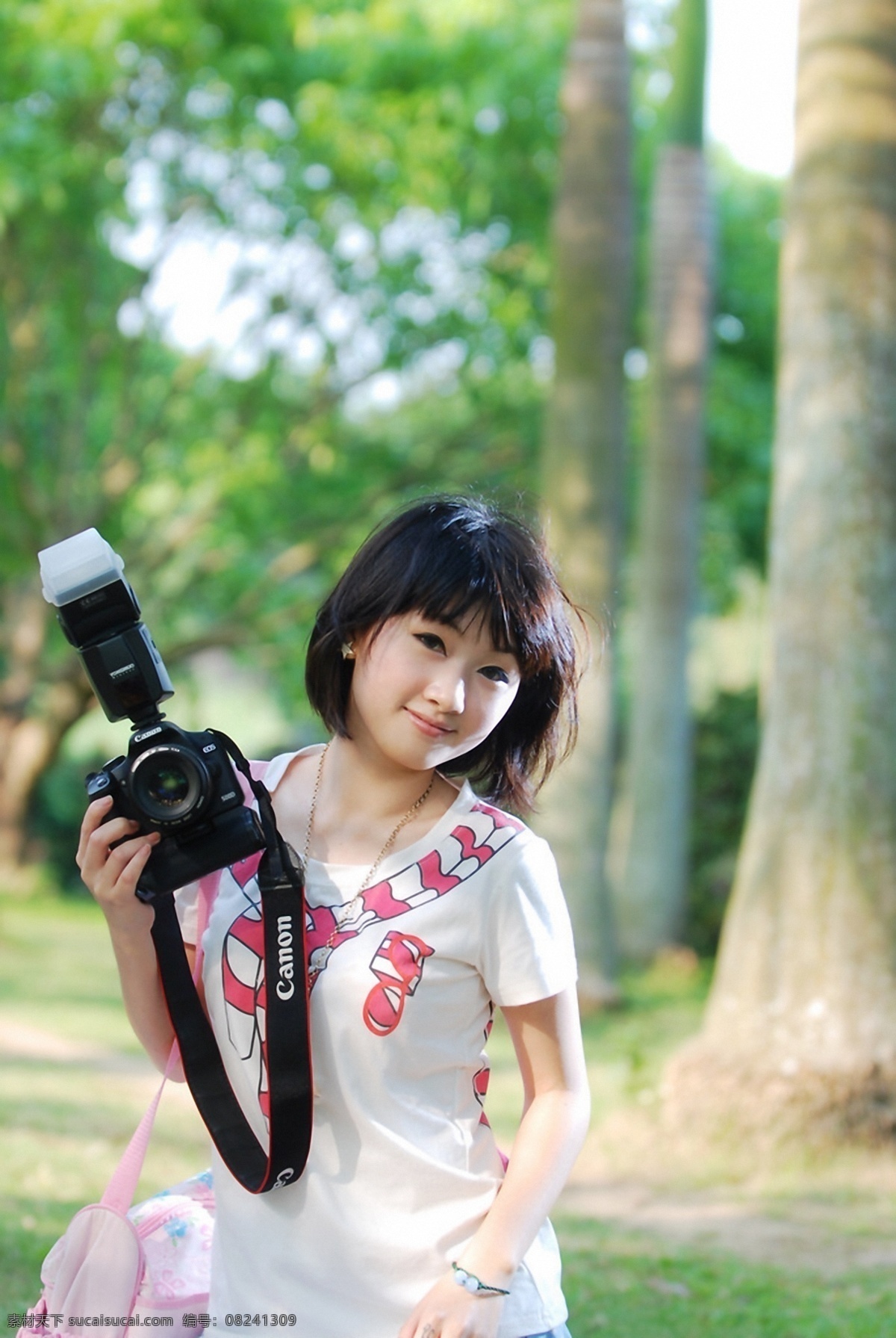 户外景色 美女 模特 人物摄影 人物图库 摄影图库 写真 相机 美女图片 拿相机的美女 拿相机 psd源文件