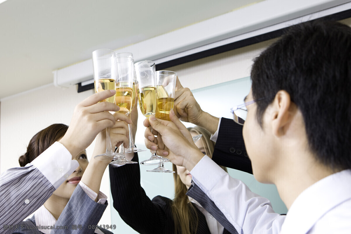 举杯 庆贺 商务 团队 人物 职场 商务团队 合作 商务人物 商务人士 商务男士 职业女性 男性 成功男人 女性 女士 女人 白领 干杯 酒杯 人物摄影 人物图库 高清大图 人物图片