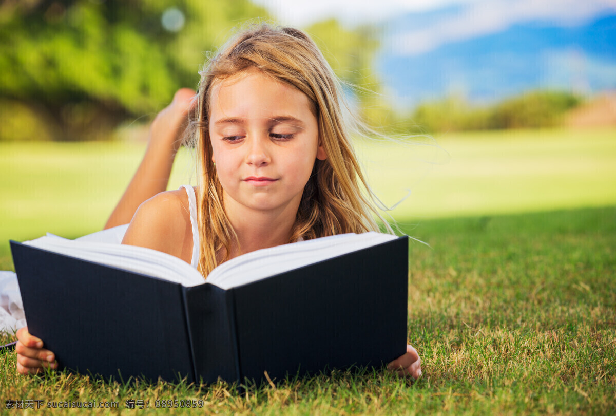 趴在 草地 上 看书 外国 小女孩 趴在草地 人物 儿童图片 人物图片