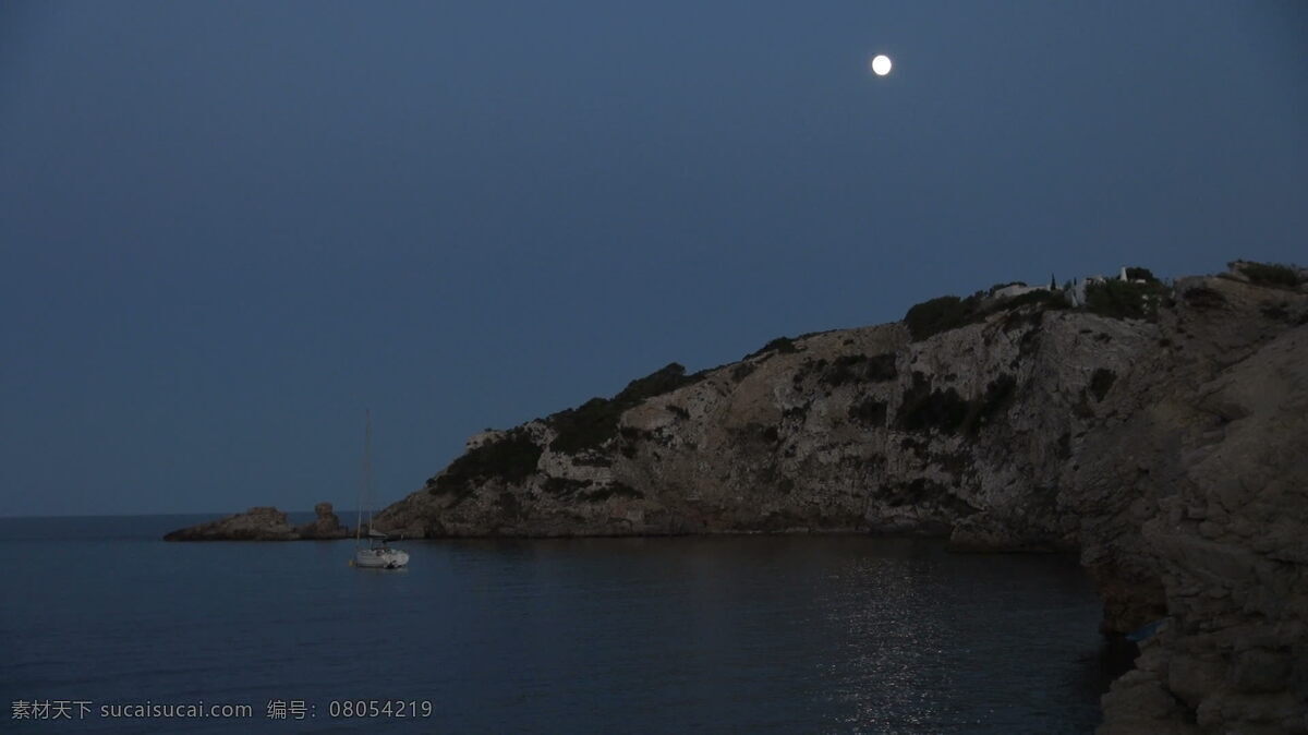 夜晚 天空 股票 视频 水中 月亮 孤独 小船 安静 帆船 港口 国际 国外 海湾 海洋 黑暗 黄昏 西班牙 欧洲 水 泻湖 波 岩石 晚上 孤独的 孤立的 其他视频