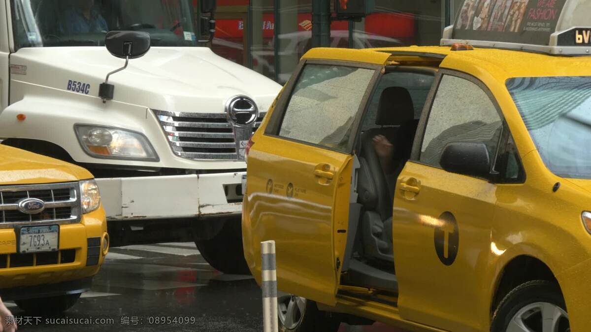 纽约 雨 中 坐 出租车 女士 人 城镇和城市 运输 曼哈顿 美国 美国人 城市 城市的 环境 街道 长岛 布鲁克林 新的 约克 建筑 城市景观 中城 纽约市 天际线 市中心 城市中心 暴风雨 肮脏的 潮湿的 阴暗的 黑暗的 倾盆大雨 大雨 汽车 交通 拥塞 旅行 通勤 网络 基础设施 商业 工业的 行走 忙碌的 假日 假期 步行