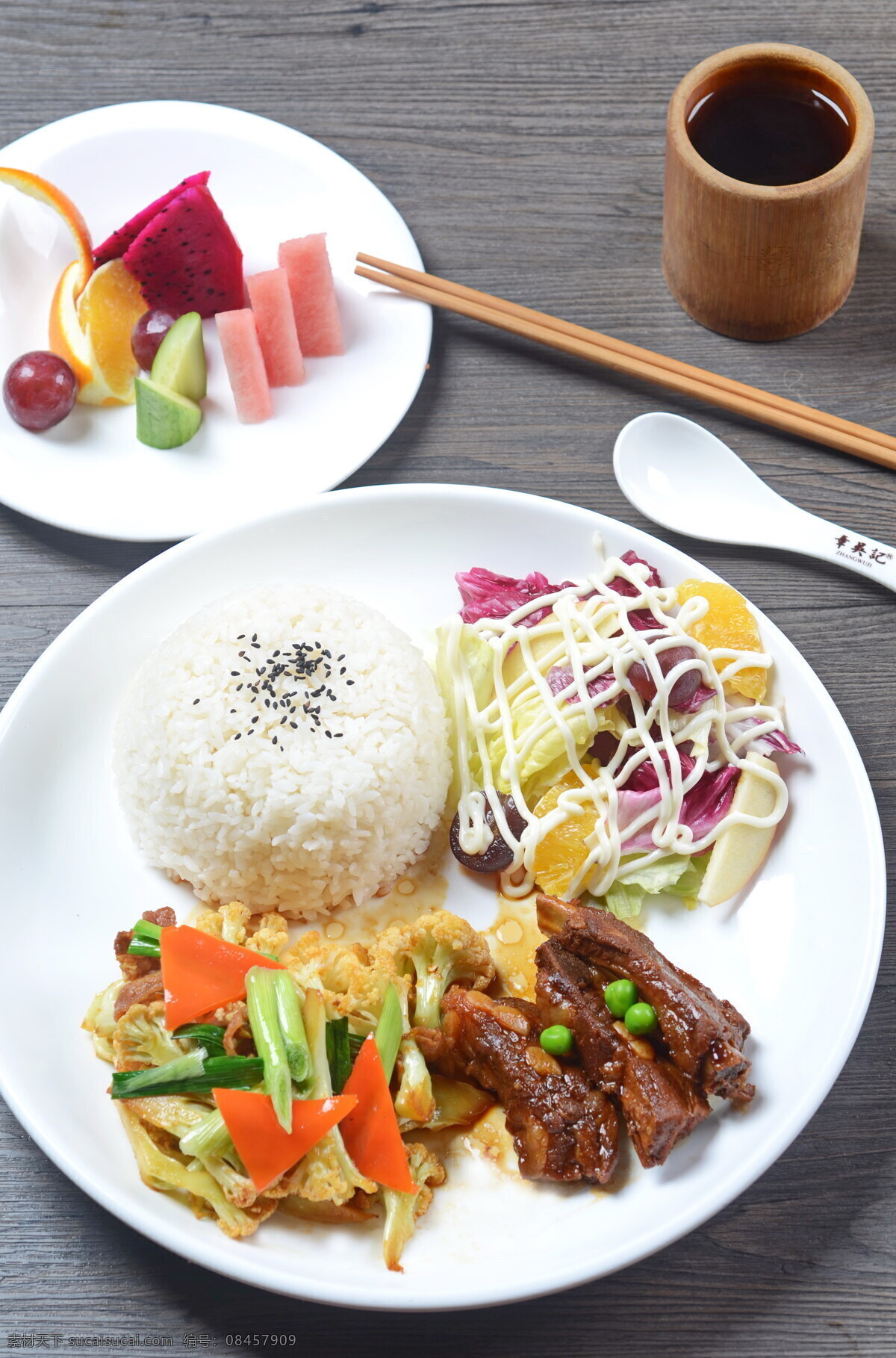 营养套餐饭 米饭套餐 营养美味 荤素搭配 水果 摄影图 高清 餐饮美食 传统美食