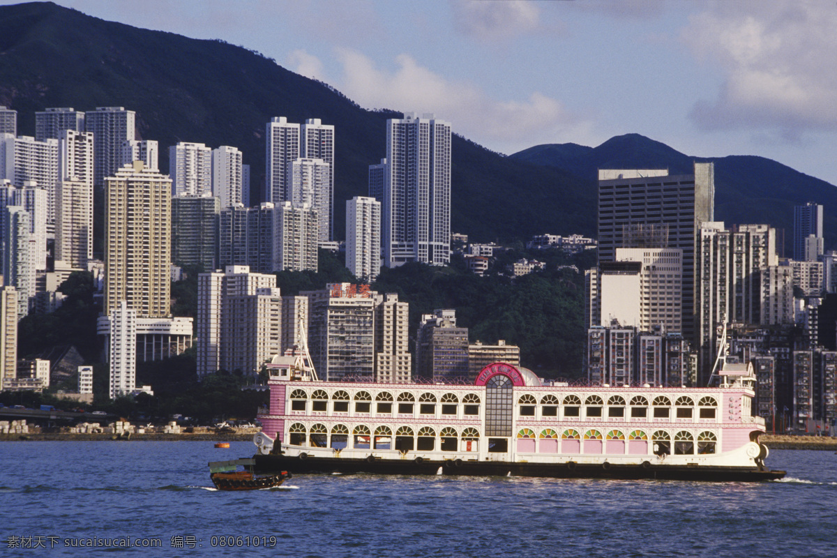 香港 海面 上 轮船 城市风光 高楼大厦 建筑 风景 山峰 繁华 繁荣 大海 船只 游轮 摄影图 高清图片 轮船图片 现代科技