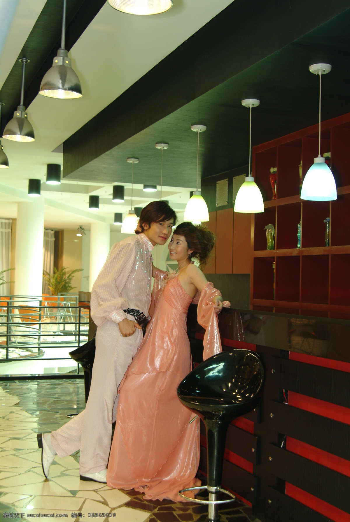 吧台 吊灯 婚纱 恋人 男士 女孩 情侣 情人 婚纱摄影样片 婚纱情侣 新娘 新郎 少女 人物 写真 椅子 柔情似水 人物摄影 人物图库 家居装饰素材 灯饰素材