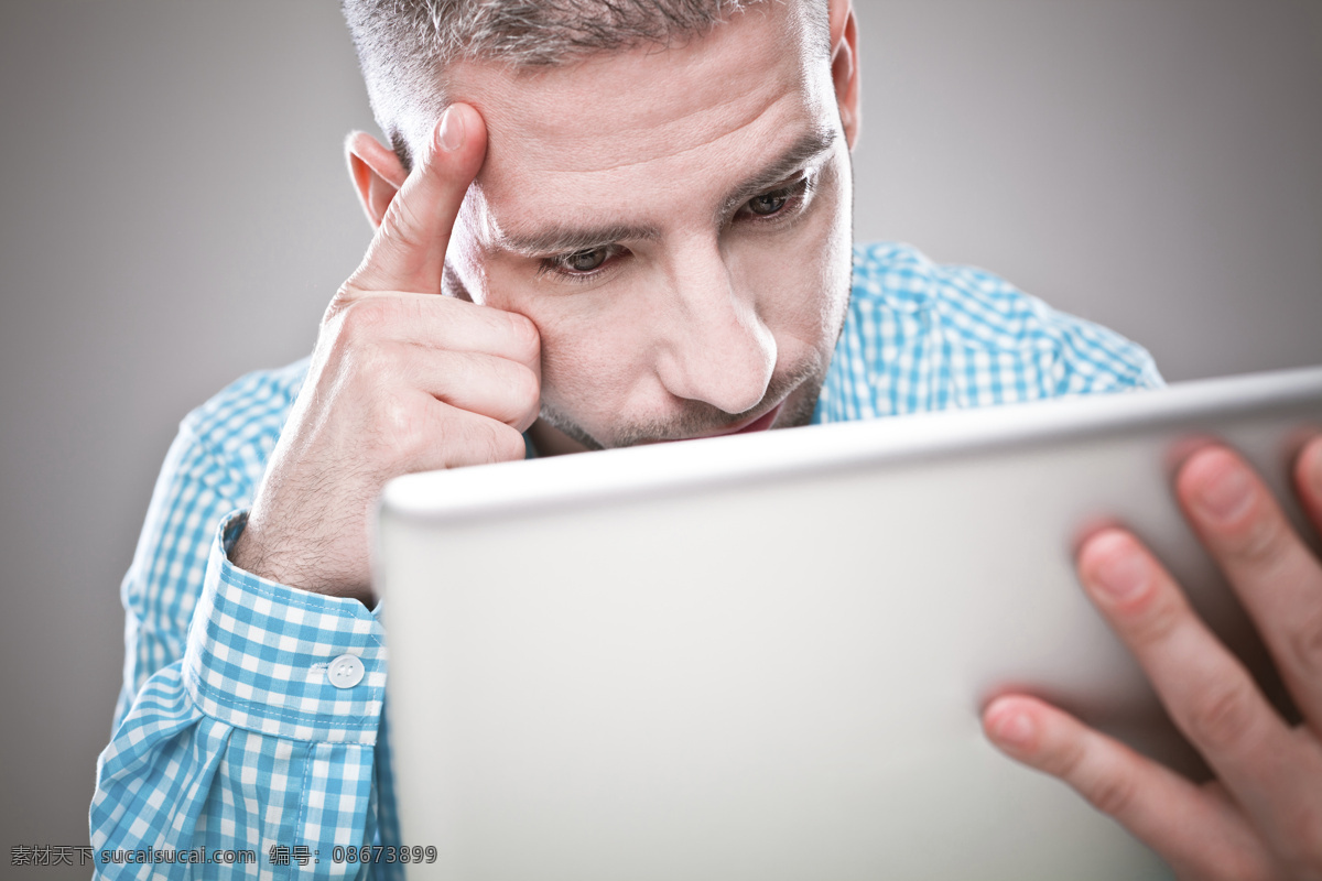 皱 眉 看 电脑 男人 男性 平板电脑 科技主题 其他类别 现代科技