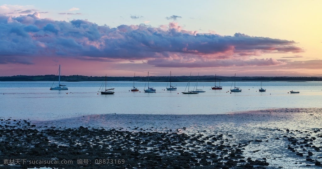 海边朝霞摄影 海边 海滩 沙滩 红霞 白云 朝霞 海岸 船只 风景 自然景观 建筑景观