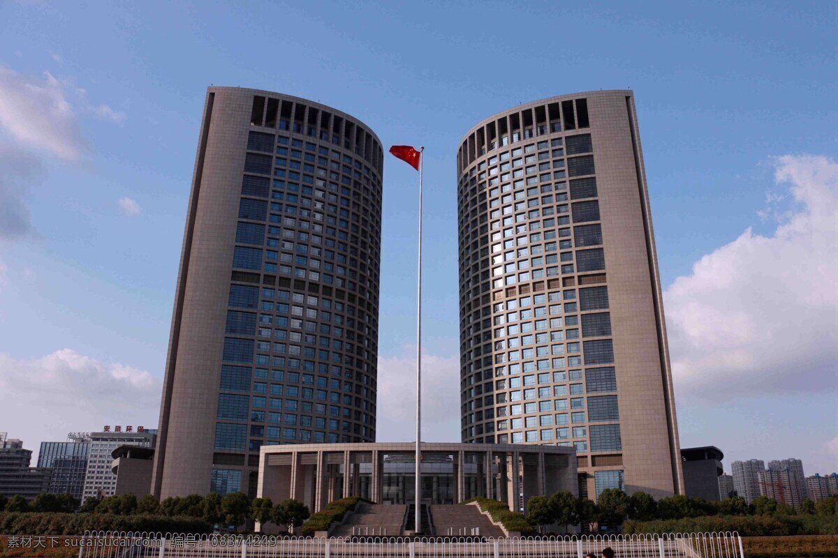 合肥 市政府 大楼 政府 行政机关 办公地 双子大厦 标志性建筑 旗杆 红旗飘扬 高台阶 道路 树木 蓝天白云 景观 安徽 旅游摄影 建筑风光 国内旅游