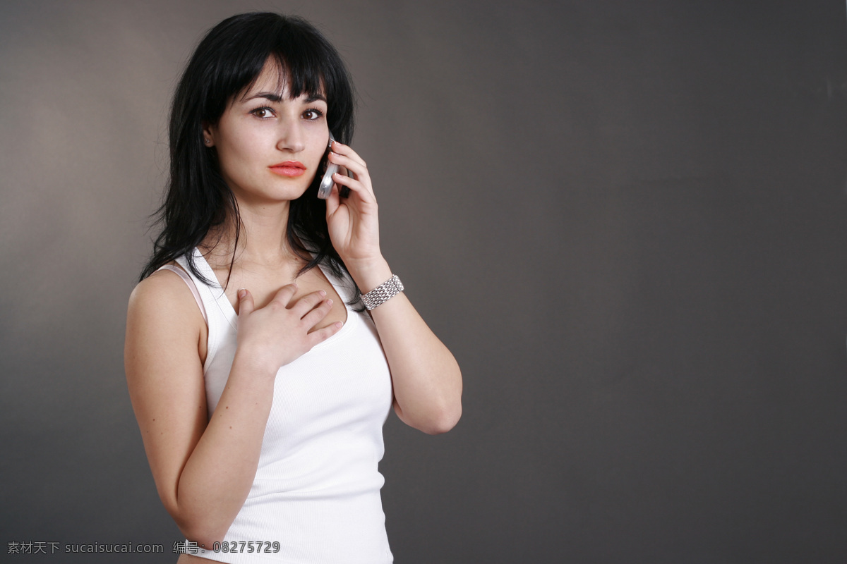 打电话 美女图片 外国女人 美女 性感 打手机 黑色长发 白色背心 年轻女人 女性 高清图片 人物图片