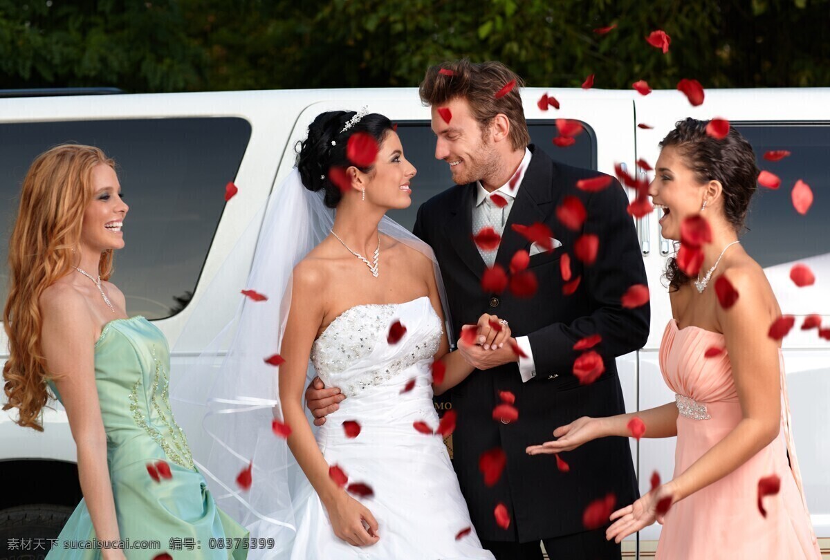 婚礼图片素材 婚礼 结婚 新郎 新娘 鲜花 花朵 新人情侣 玫瑰花瓣 婚礼图片 生活百科