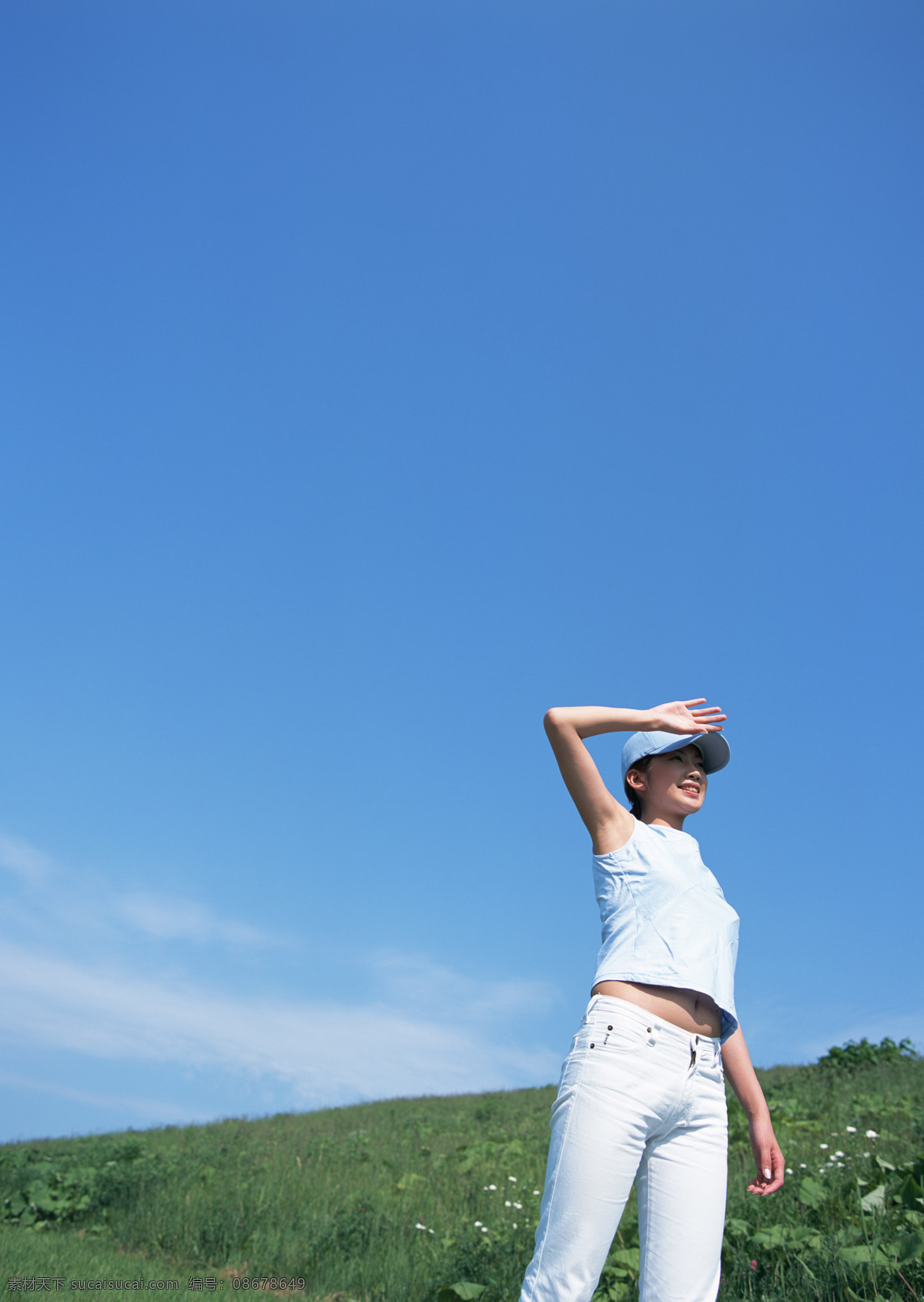 站立 草地 上 女人 假日 休闲 干净 明媚 户外 旅行 人物 女性 意境 唯美 抬起手 天空下 看天 美女图片 人物图片