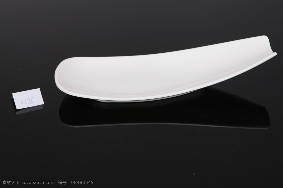 盘子 餐具 陶瓷 吃饭 造型 纯白 摄影图 生活百科 家居生活