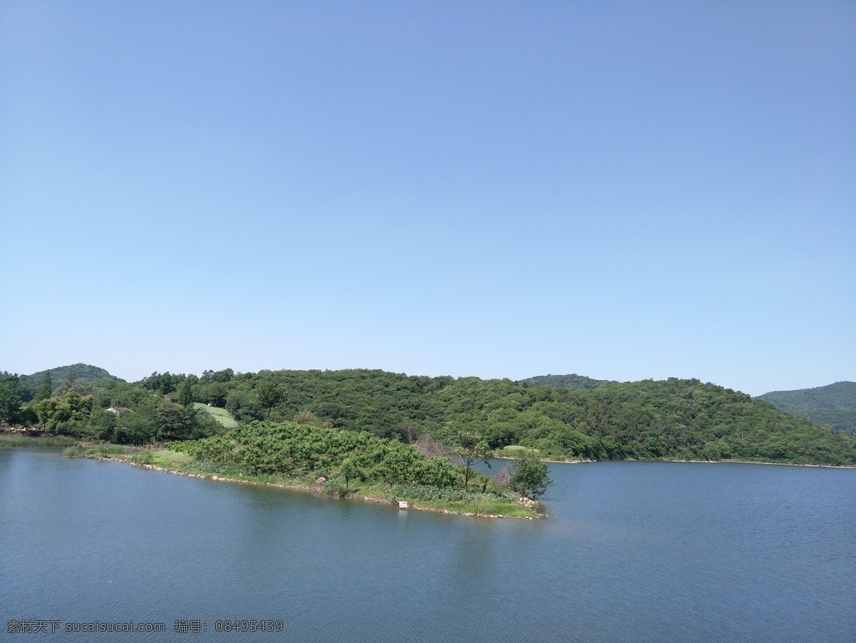 水库风景 蓝天 水面 山景 草木 山坡 水库 小湖 湖面 天空 自然景观 自然风景