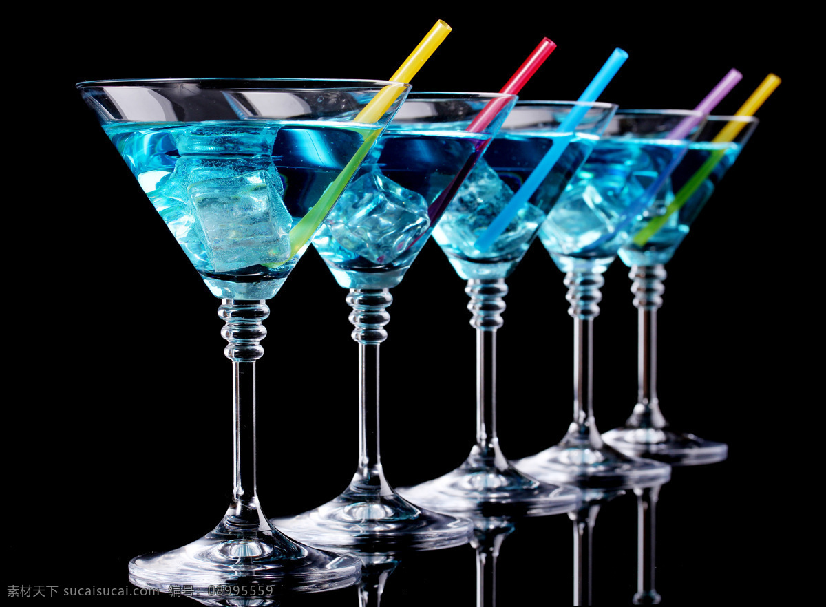 蓝色饮料 彩色吸管 高脚杯 玻璃杯 饮料酒水 餐饮美食