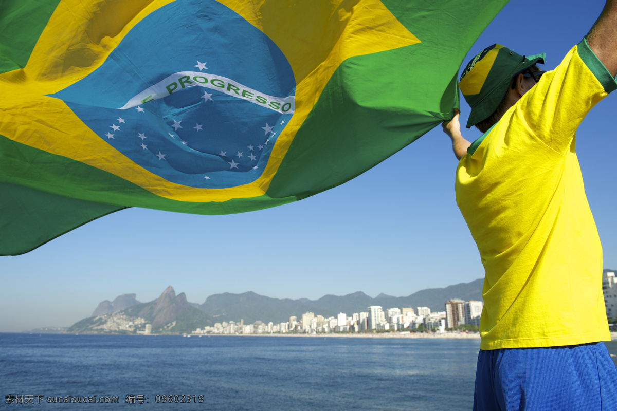 海边 世界杯 旗帜 男人 标志 足球 巴西 体育运动 生活百科 黄色