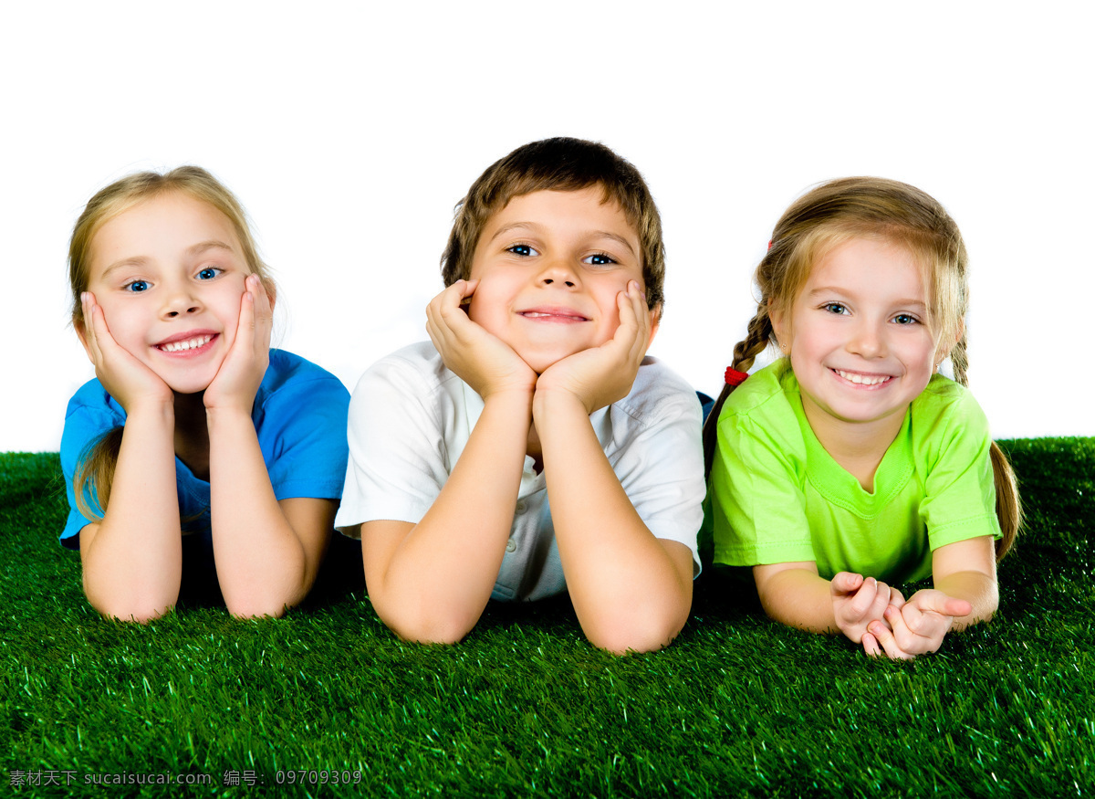 趴在 草地 上 三个 小孩 儿童 小女孩 小男孩 趴着 玩耍 绿草 儿童图片 人物图片