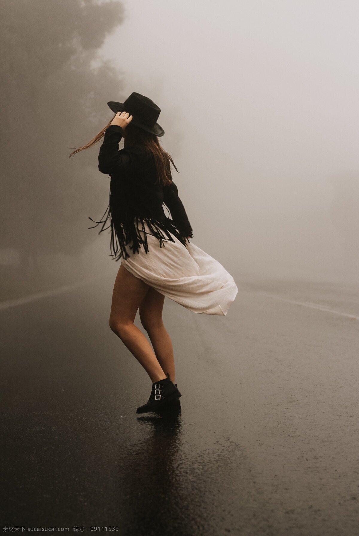 舞者 舞动的美女 舞动 美女 女人 舞女 跳舞 裙装 马路 大雾 大雾天 路上 树木 艺术 表演 舞蹈 青春美女 音乐 剧场 文化艺术 舞蹈音乐