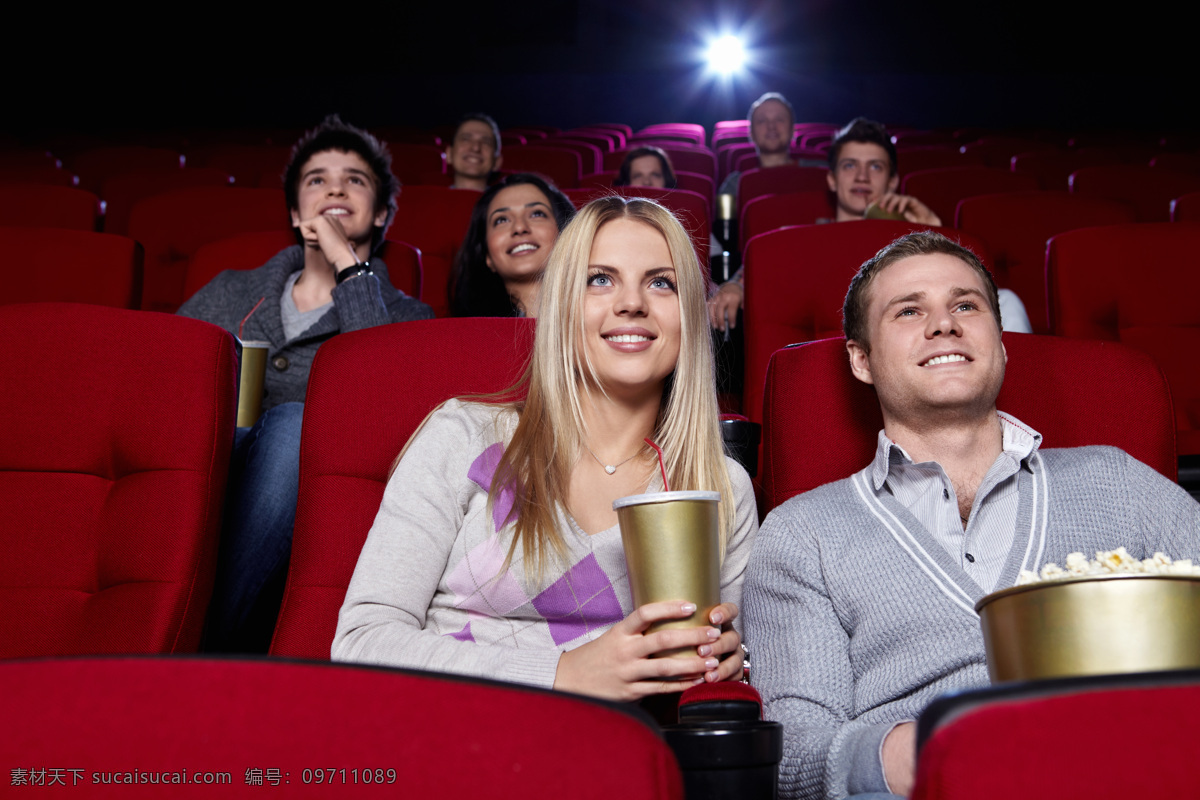 正在 看 3d 电影 人们 情侣 电影院 专注 3d眼镜 夫妻 生活人物 人物图片