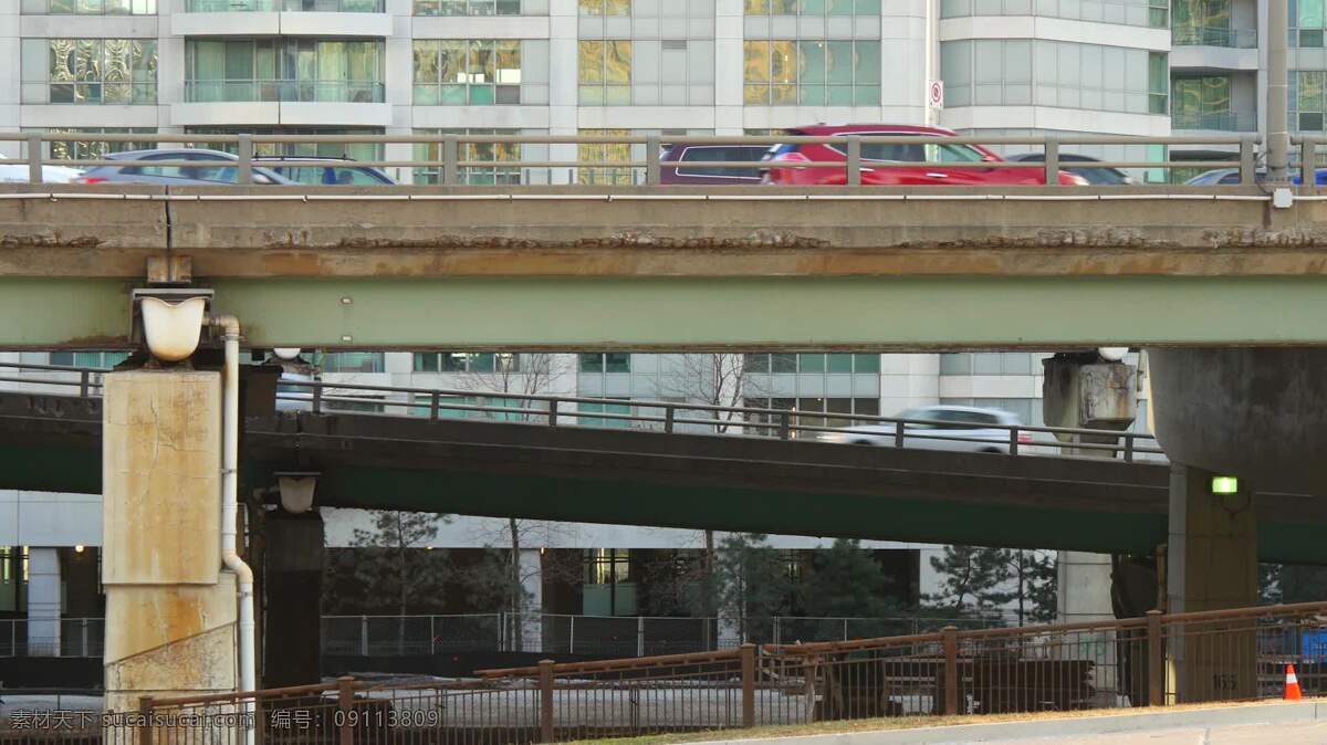 繁忙 多伦多 高速公路 医学的 城镇和城市 交通 忙碌的 果酱 公路 汽车 拥塞 路 小时 高峰 城市 城市的 运输 车辆 开车 救护车 急救服务 九百九十九 九百一十一 紧急情况 护理人员