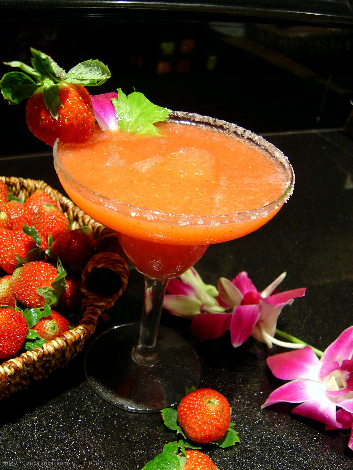草莓汁 酒店 餐饮 西餐 酒吧 俱乐部 果汁 草莓 榨汁 花朵 饮料酒水 酒店餐饮图库 传统美食 餐饮美食