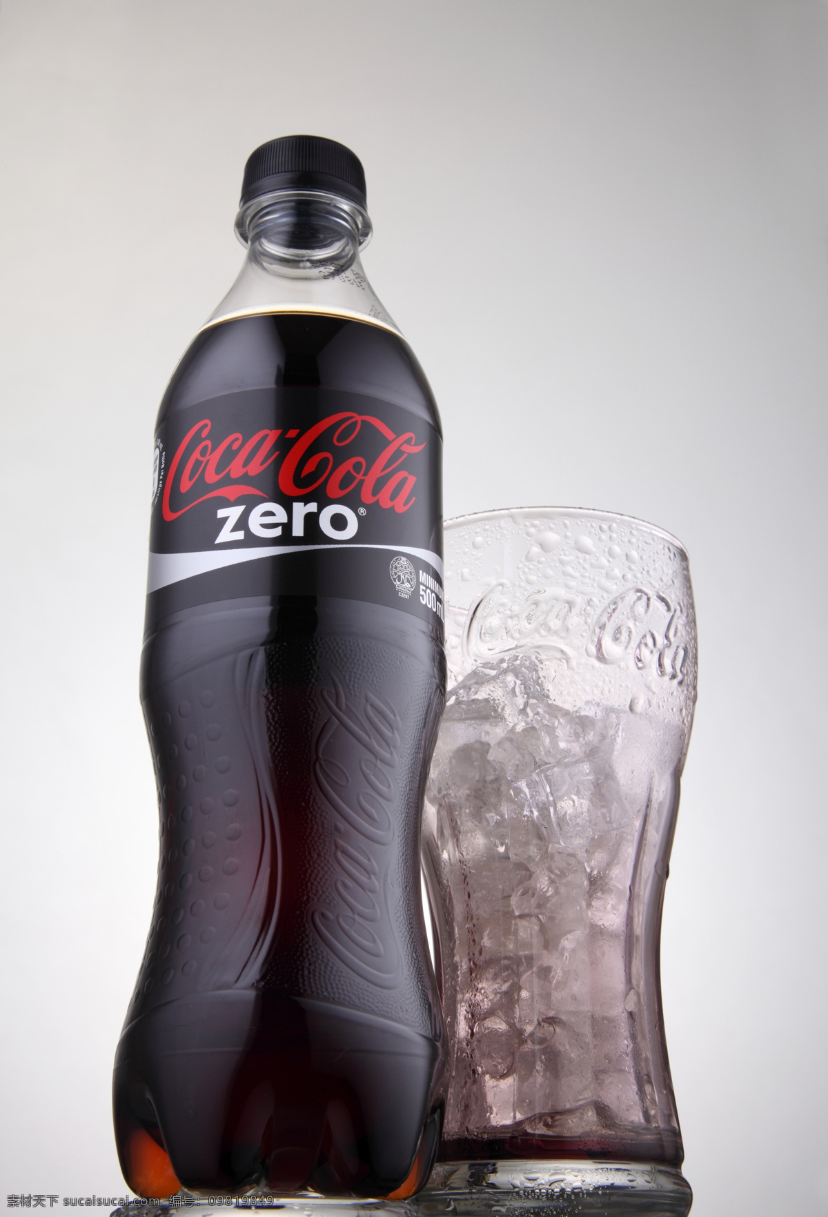 一瓶可乐 塑料瓶 可乐 玻璃杯 冰块 果汁 饮料 酒水饮料 餐饮美食 灰色