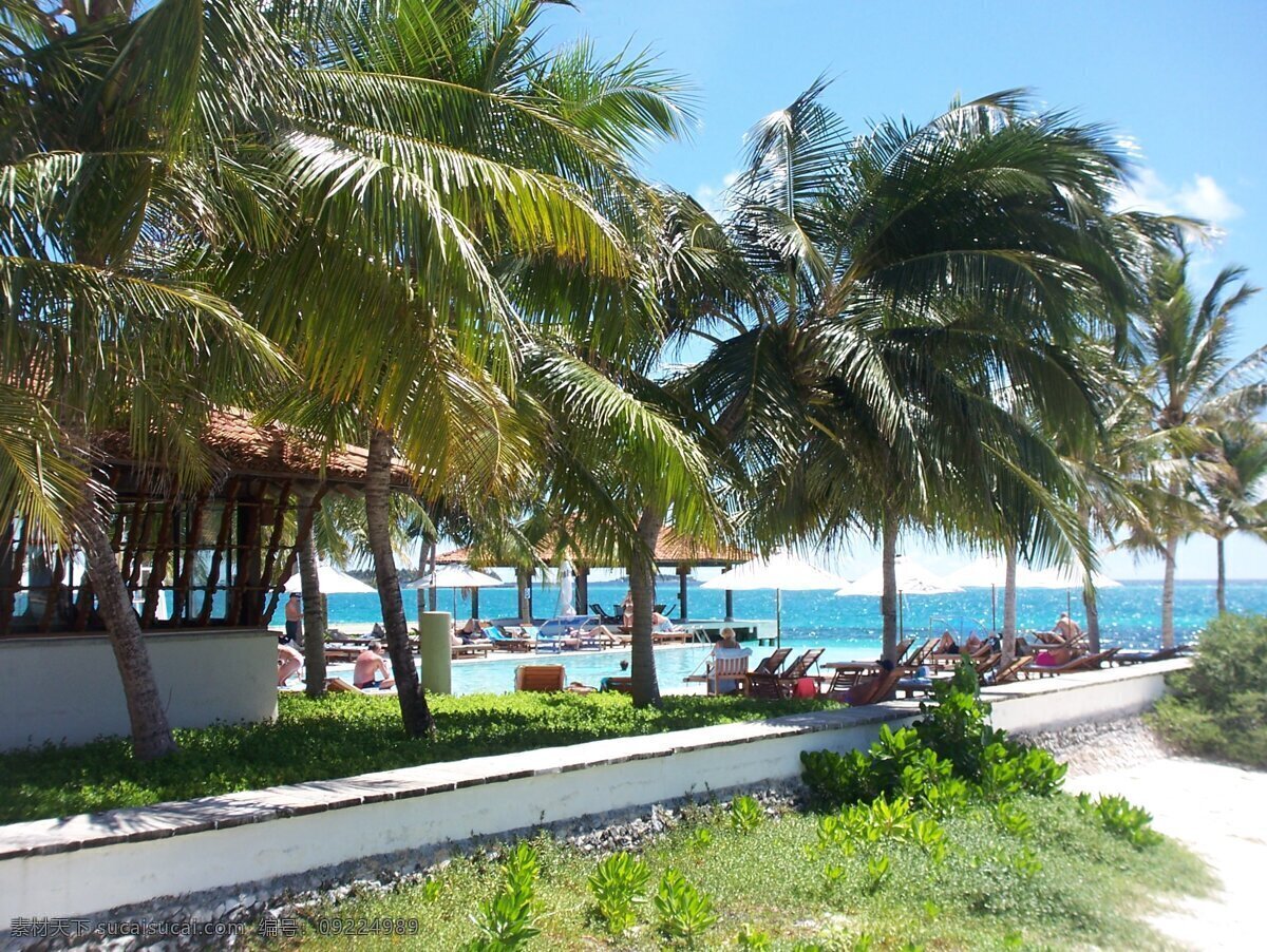 碧海 国外 国外旅游 海岛 建筑 蓝天 旅游 旅游摄影 椰林海滩 马尔代夫 椰树 椰林 小屋 热带 绿色 沙滩 游人 自然景观 psd源文件