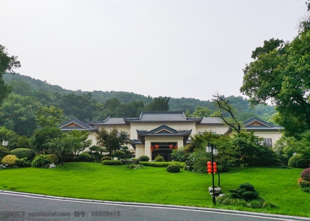 西湖山庄 杭州 西湖 山庄 饭店 酒店 西湖边 草地 灯笼 红 山下 建筑 自然景观 建筑景观