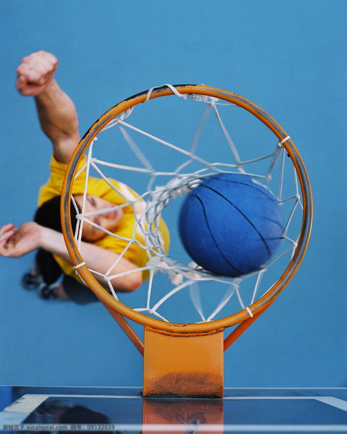 玩篮球的女孩 国外运动 运动人物 运动素材 运动 体育 运动员 篮球 体育运动 生活百科 蓝色