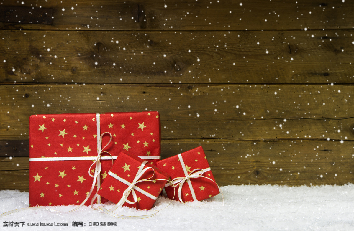 雪地 上 礼物 圣诞礼物 礼品 礼包 木板背景 木纹背景 节日庆典 生活百科