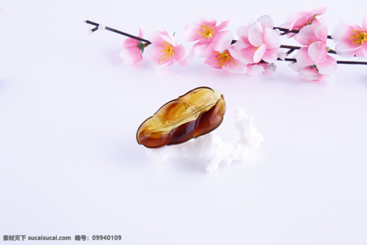 陈万福 琥珀雕件 琥珀吊坠 琥珀 蜜蜡 手串 项链 手持 戒指 血珀 佛珠 缅甸琥珀 收藏品 鸡油黄蜜蜡 高档货 淘宝 详情图 珠宝高清照片 文化艺术 传统文化