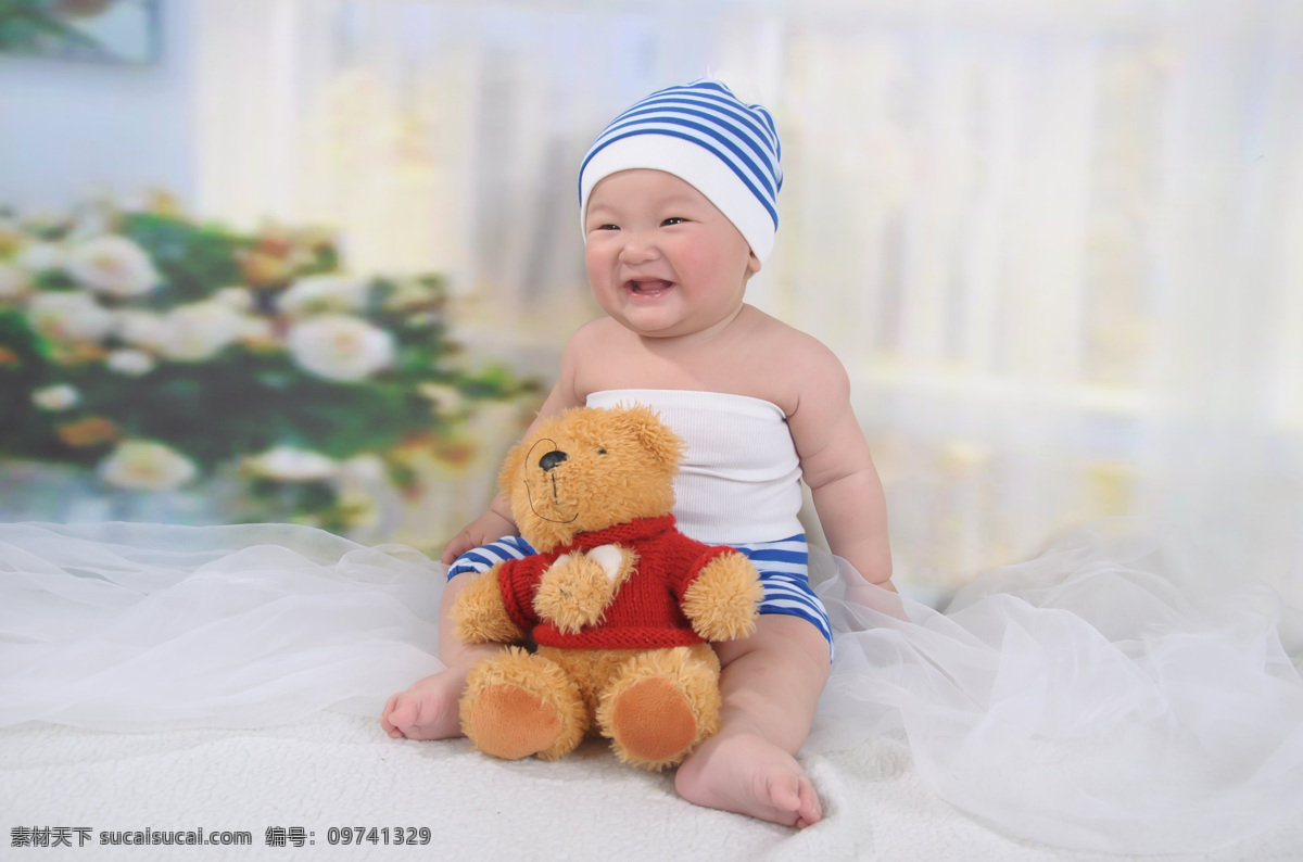 婴儿 儿童幼儿 男孩 人物图库 丝绸 玩具熊 坐着 大笑 psd源文件