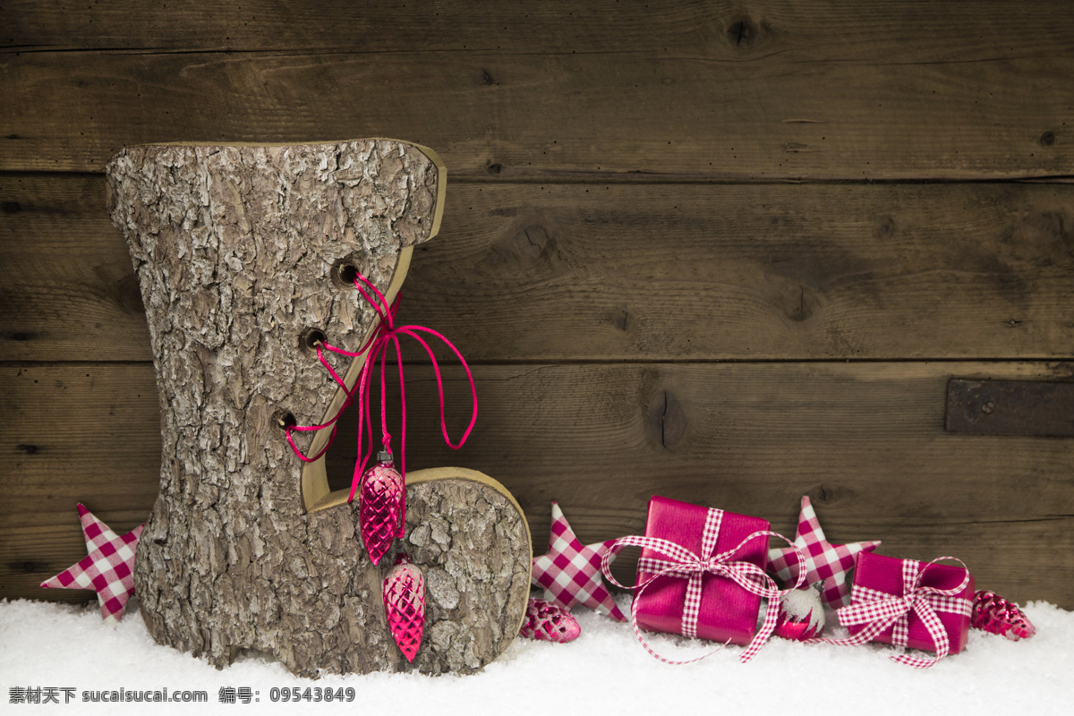 圣诞 礼物 礼品 礼包 木板背景 木纹背景 雪地 节日庆典 生活百科