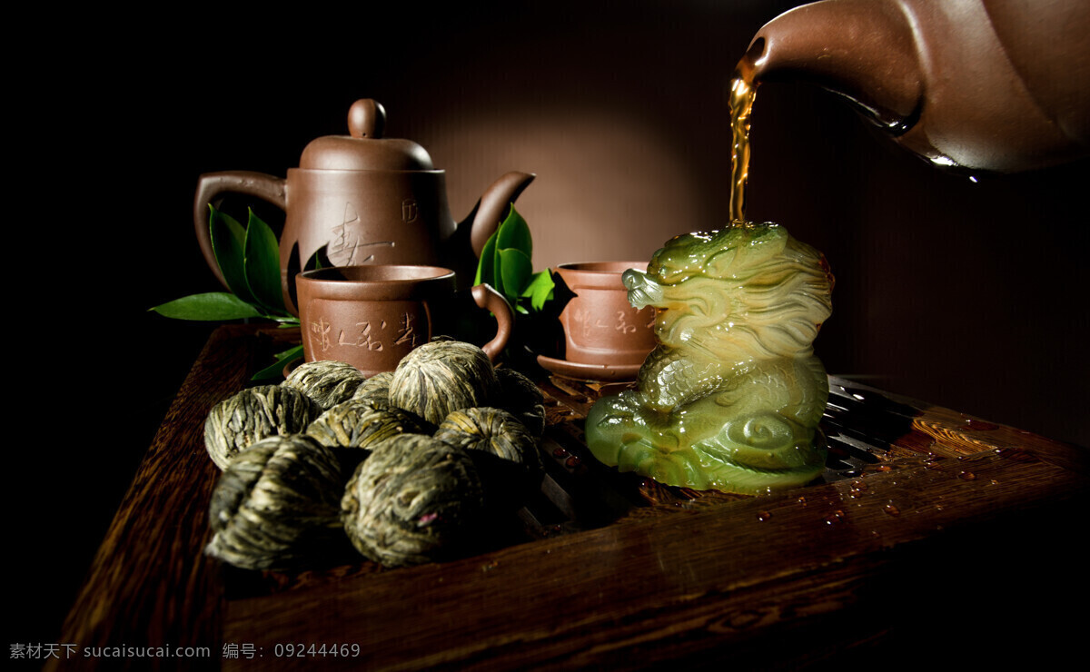倒茶 茶水 茶 茶杯 浓茶 茶叶 叶子 绿叶 茶壶 盘子 酒水饮料 饮料酒水 餐饮美食