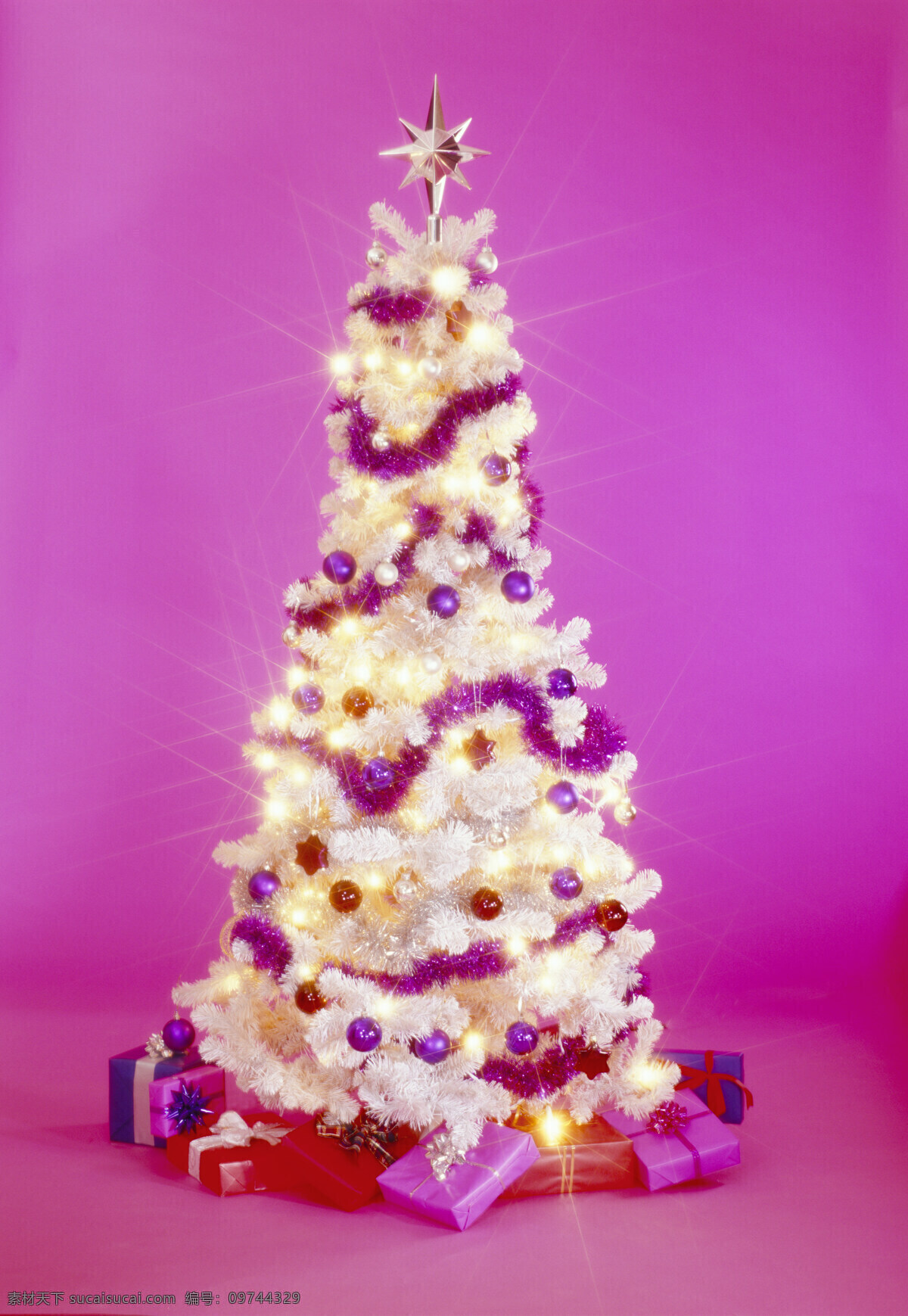 节日庆祝 礼物盒 圣诞 圣诞灯 圣诞节 圣诞球 圣诞树 圣诞节情境 文化艺术 圣诞装饰 装饰 圣诞树装饰 家居装饰素材 灯饰素材