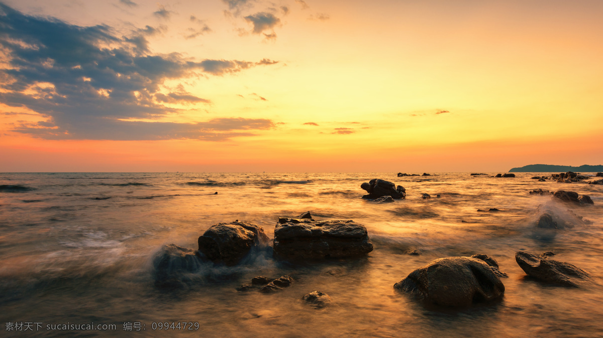 夕阳下的大海 海边 大海 海水 沙滩 海滩 夕阳 斜阳 阳光 海浪 蓝天 天空 白云 云彩 云朵 彩霞 礁石 岩石 自然景观 自然风景