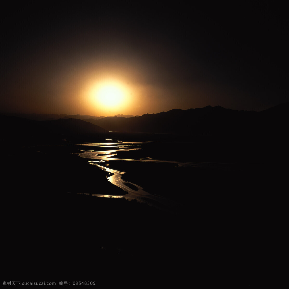 昏暗 傍晚 郊外 美景 天空 夕阳 黄昏 高山 深山 湖水 湖面 景色 河流 风景 景观 高清图片 山水风景 风景图片