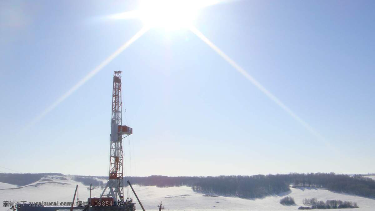 太阳 下 石油 钻机 石油钻机 井架 雪地 蓝天 工业生产 现代科技