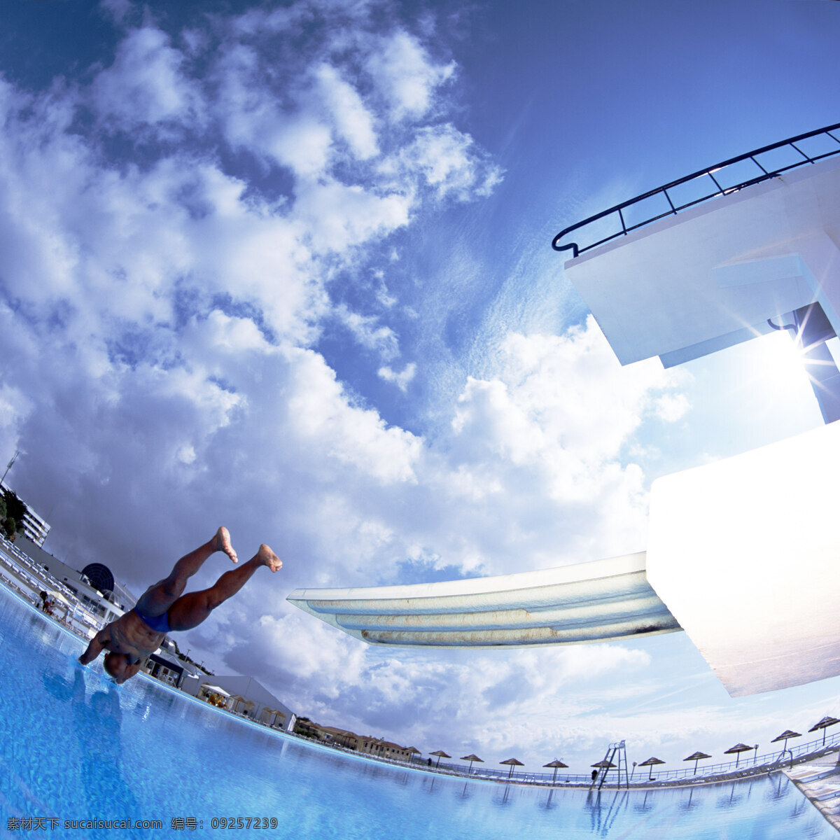 跳水 跳板 跳台 跳水准备 跳水运动 跳水运动员 跳水比赛 蓝色水池 纵身一跃 蓝天 白云 体育运动 文化艺术