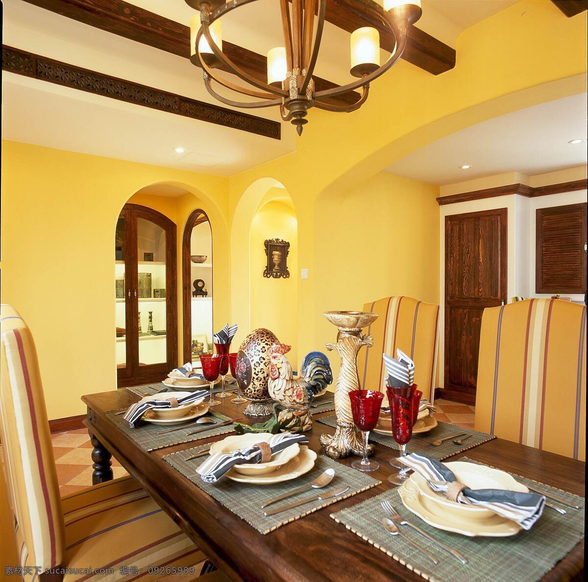 田园 地中海 餐厅 个性 吊灯 装修 效果图 浅黄色墙壁 长方形 木质 餐桌 桌椅 拱形门