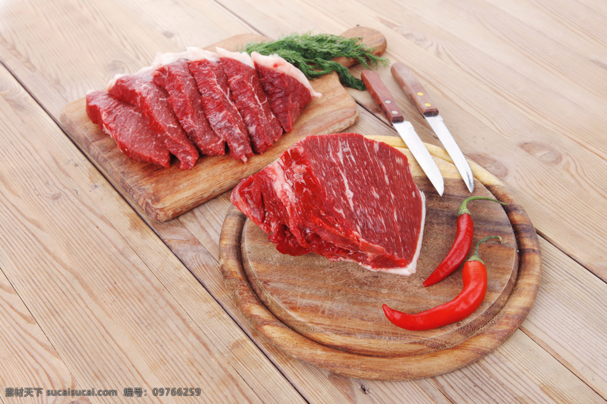 菜板 上 瘦肉 新鲜猪肉 肉类 香料 食物原料 食材原料 食物摄影 餐饮美食