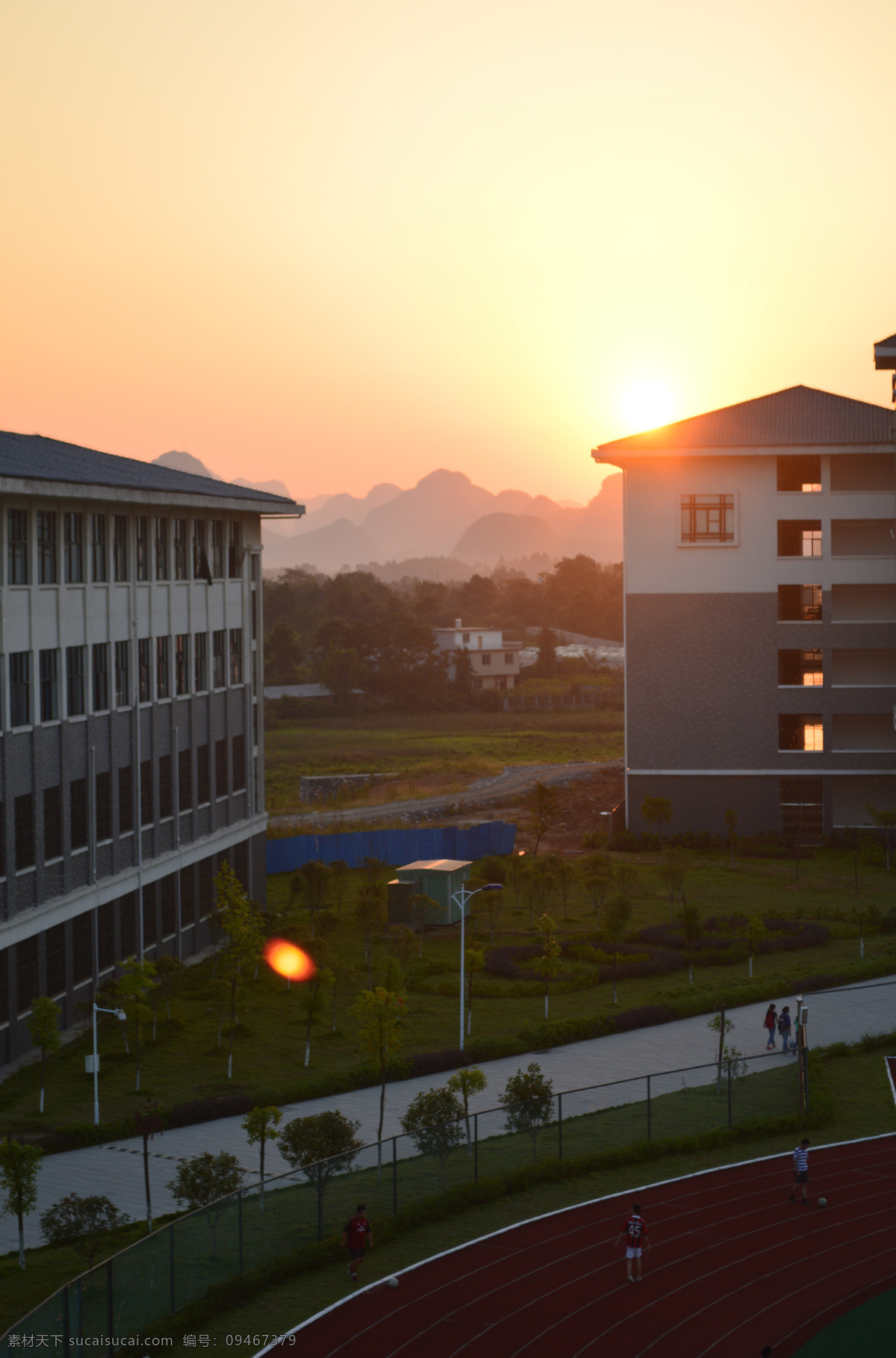 夕阳 下 教学楼 大学校园 马路 跑道 生活百科 学习办公 psd源文件