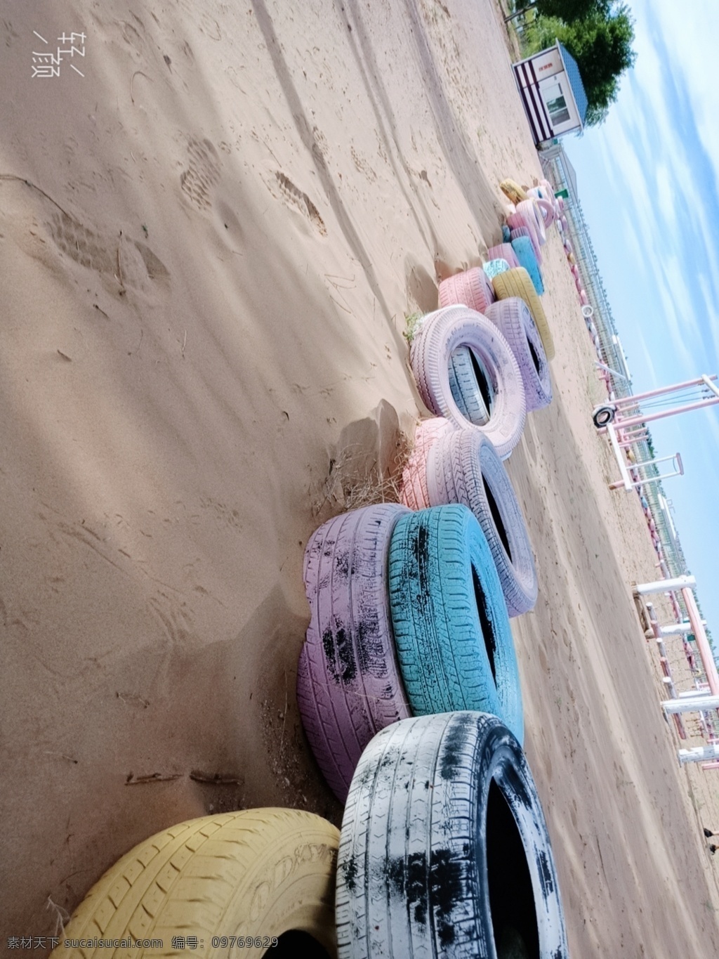沙滩彩色轮胎 沙滩 马卡龙色 轮胎 小众 蓝天 秋千 旅游摄影 国内旅游