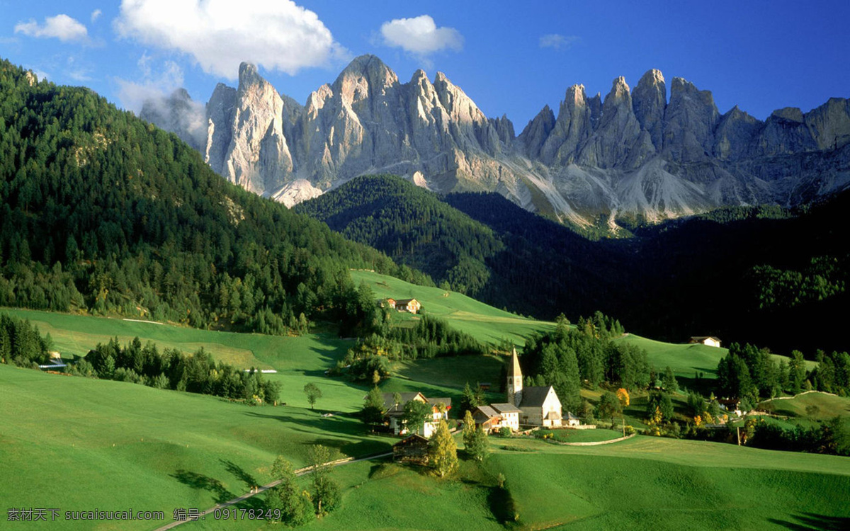 瑞士山地 阿尔卑斯山 瑞士 绿山 高寒山区 绿树小房 蓝天白云 自然景观