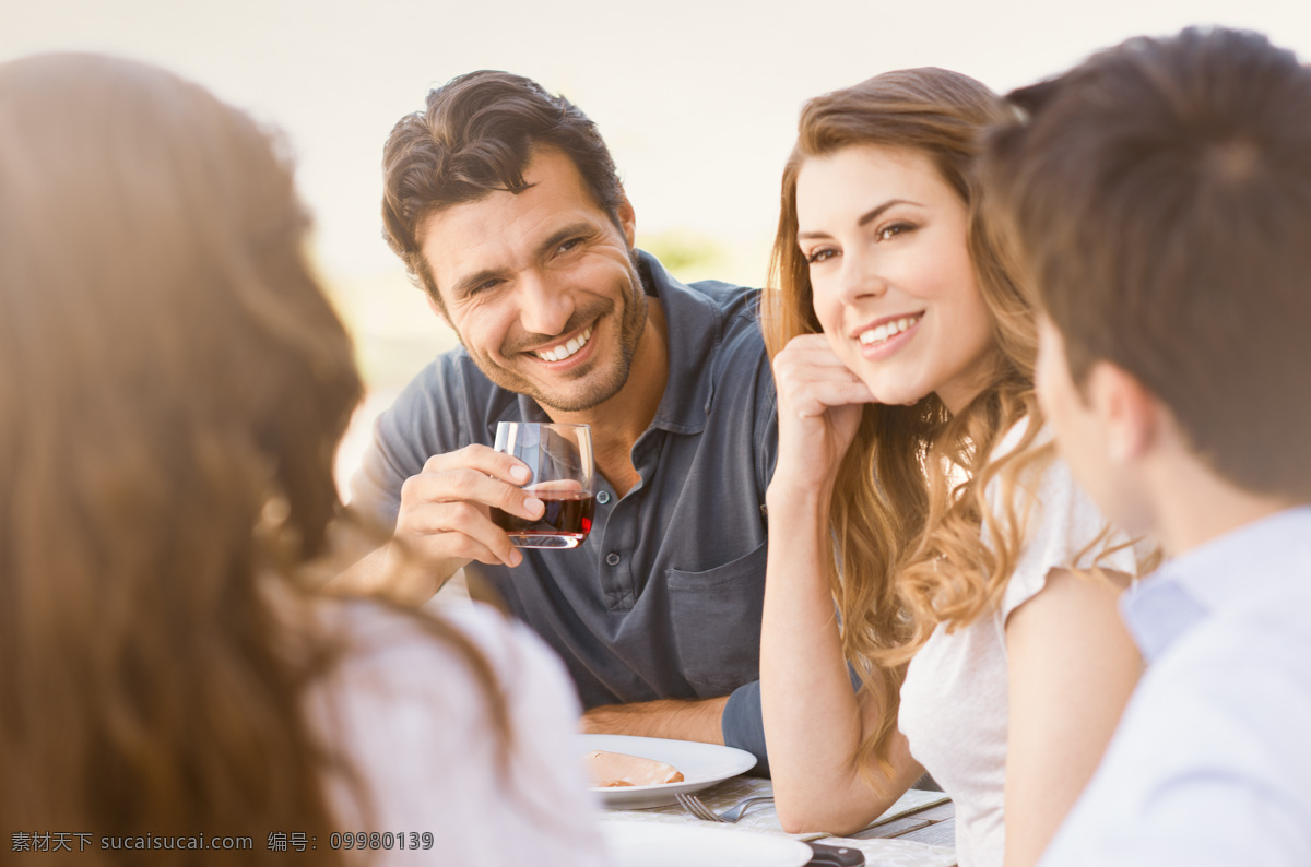 餐桌 上 交谈 好朋友 朋友 外国男女 酒杯 生活人物 人物图片