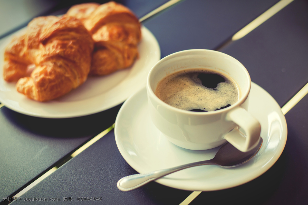 咖啡早餐 咖啡 咖啡杯 面包 汤匙 盘子 早餐 牛角面包 点心 早点 摄影图片 餐饮美食 西餐美食