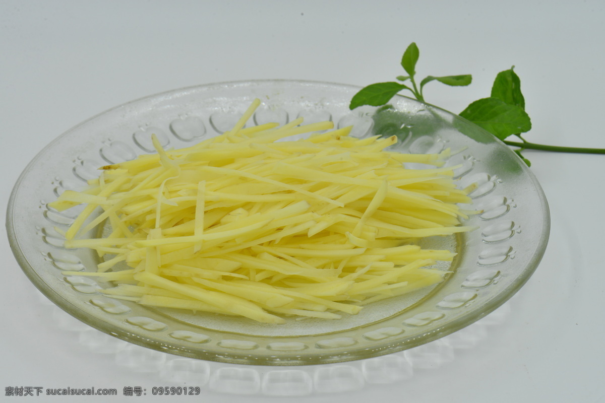 土豆丝 土豆 马铃薯 植物 农作物 蔬菜 粮食 淀粉 黄色 白色背景生的 食物原料 美味 营养 外来物种 食品 食物 特写 室内 绿色食品 有机食品 有机蔬菜 容器 玻璃盘 玻璃 透明 切 炒土豆苏 切丝 绿叶 绿色 清新 餐饮美食