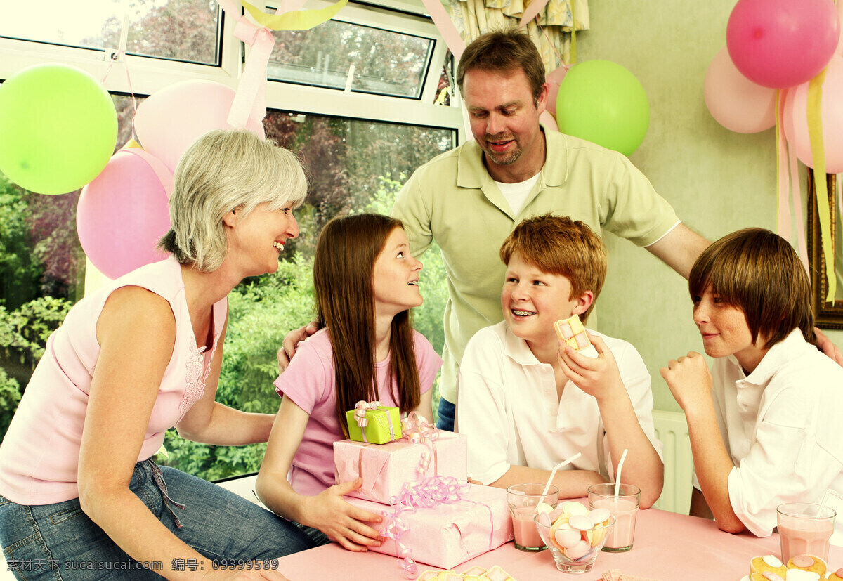 幸福 一家人 人物 家庭 美满 亲情 温馨 过生日 礼物 蛋糕 高兴 生活人物 人物图片