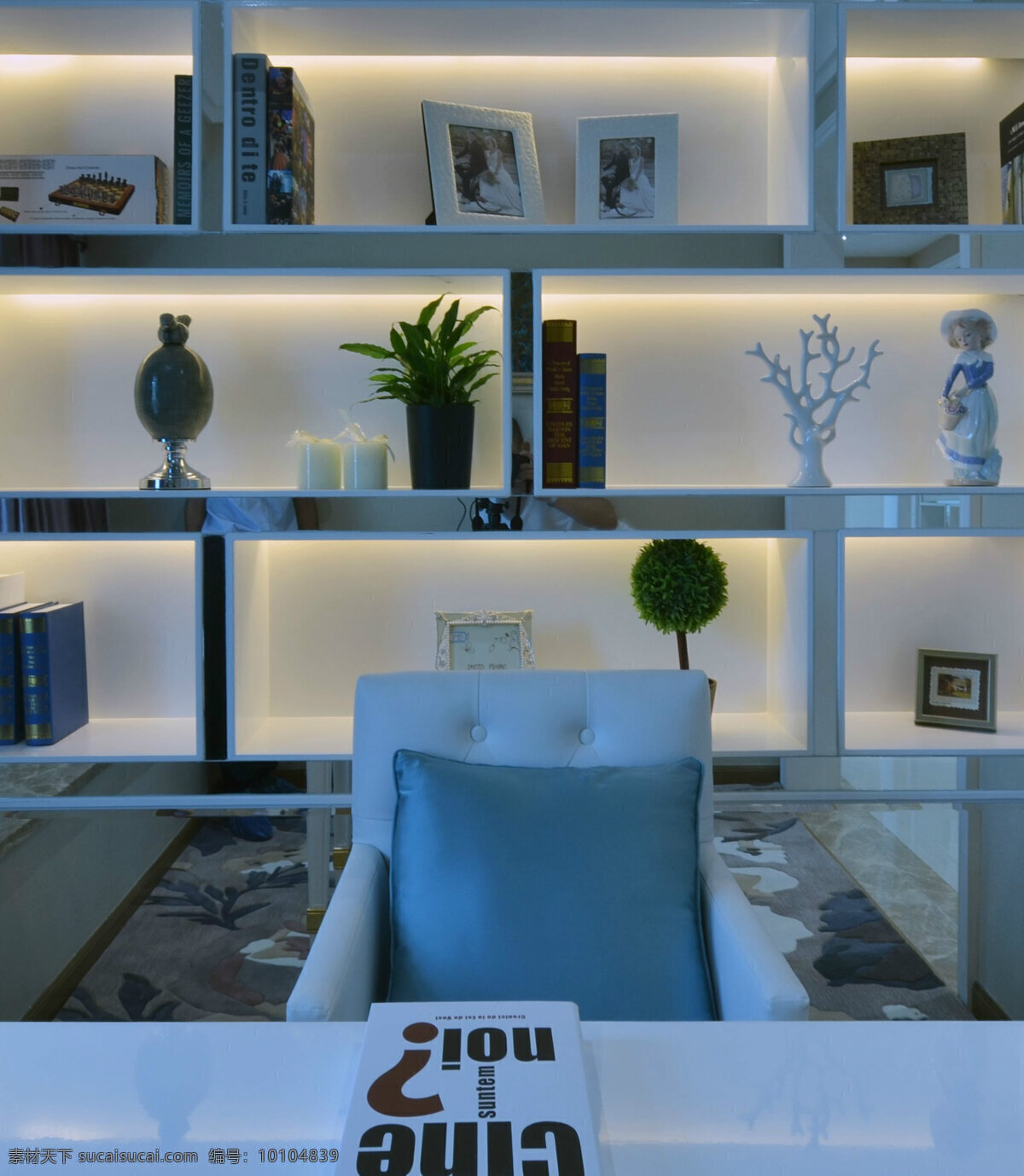 现代 时尚 客厅 白色 展示 柜子 室内装修 效果图 客厅装修 白色椅子 褐色地毯 时尚风格