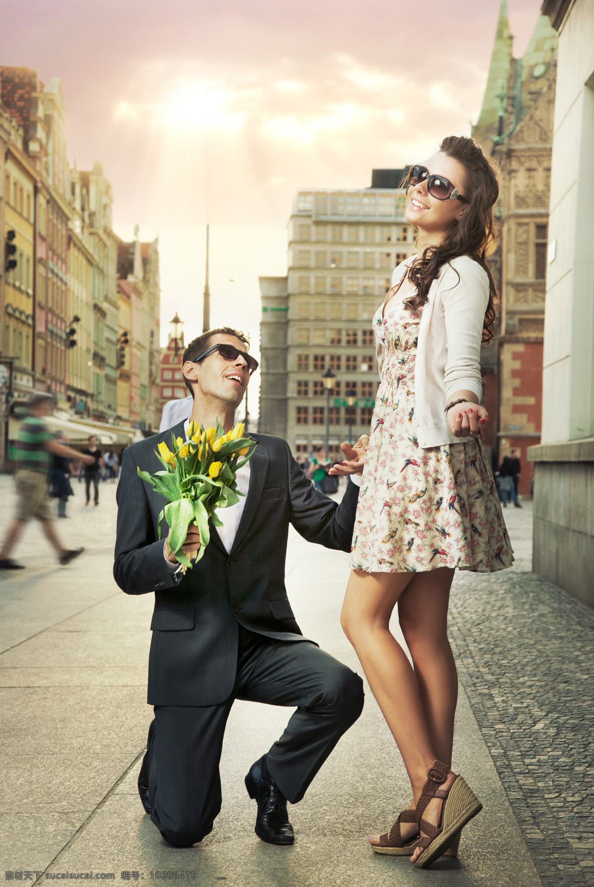 街道 上 幸福 情侣 高楼 建筑物 鲜花 求婚 行人 人物 情侣图片 人物图片
