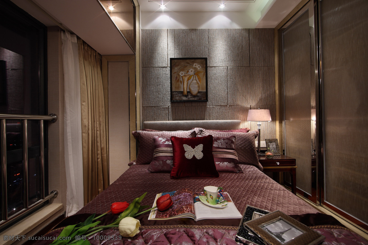 现代 时尚 亮 褐色 背景 墙 卧室 室内装修 效果图 亮色背景墙 红色床品 双色床品 金属栏杆